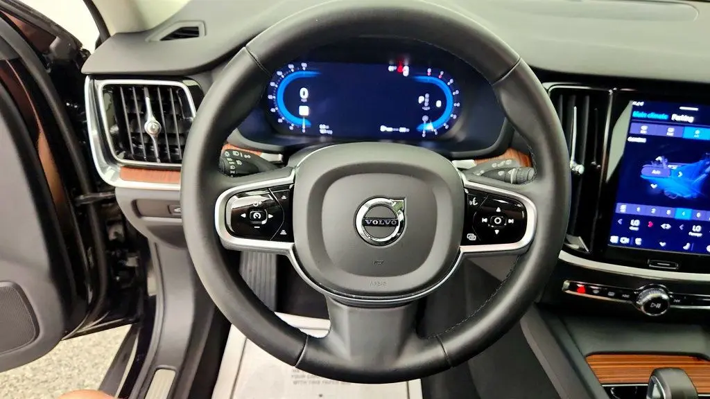2025 Volvo V60 - $33,495