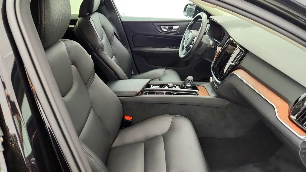 2025 Volvo V60 - $33,495