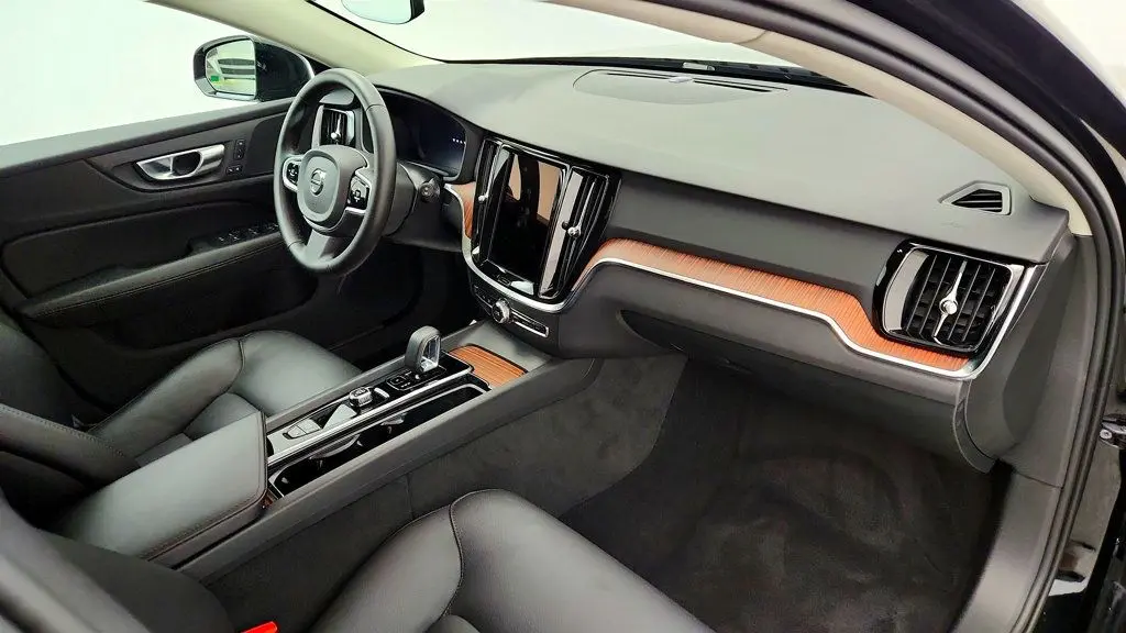 2025 Volvo V60 - $33,495