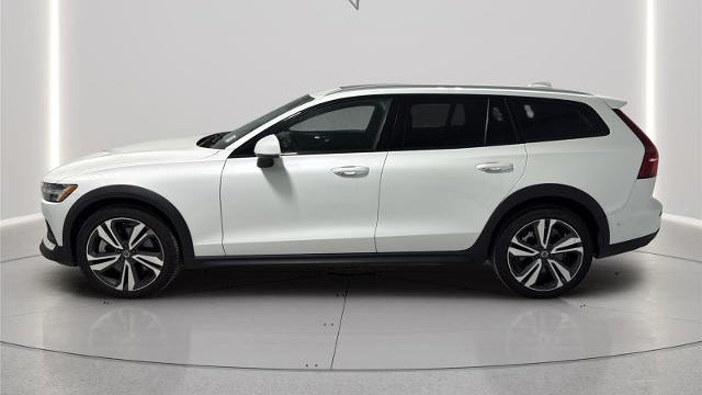 2025 Volvo V60 Cross Country B5 Plus