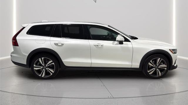 2025 Volvo V60 Cross Country B5 Plus