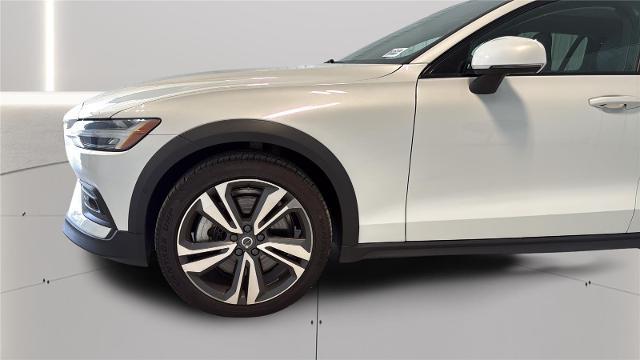 2025 Volvo V60 Cross Country B5 Plus