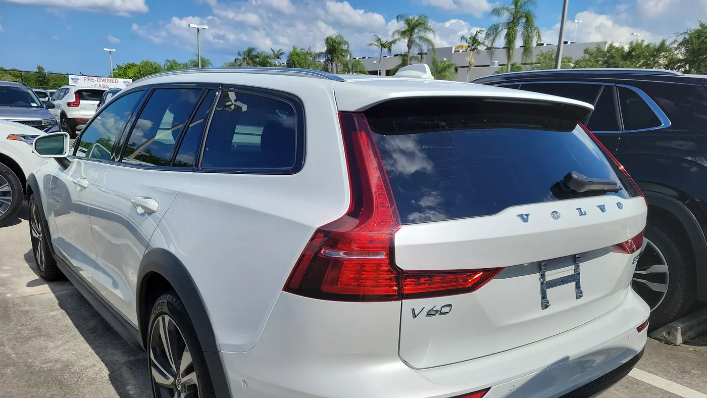 2025 Volvo V60 Cross Country B5 Plus