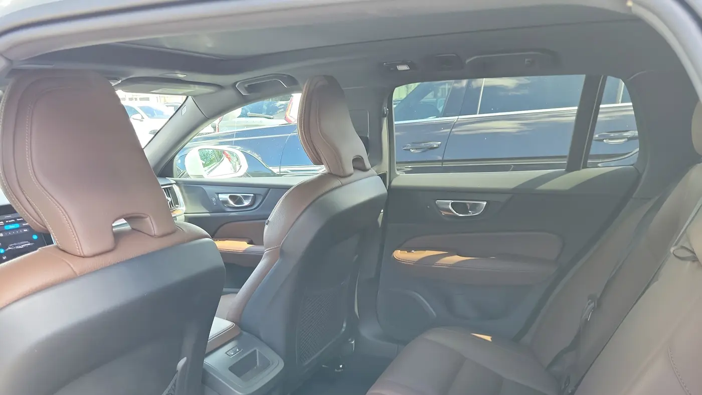 2025 Volvo V60 Cross Country B5 Plus