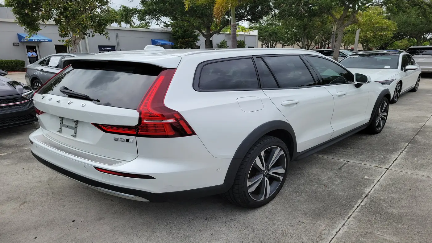 2023 Volvo V60 Cross Country B5 Plus
