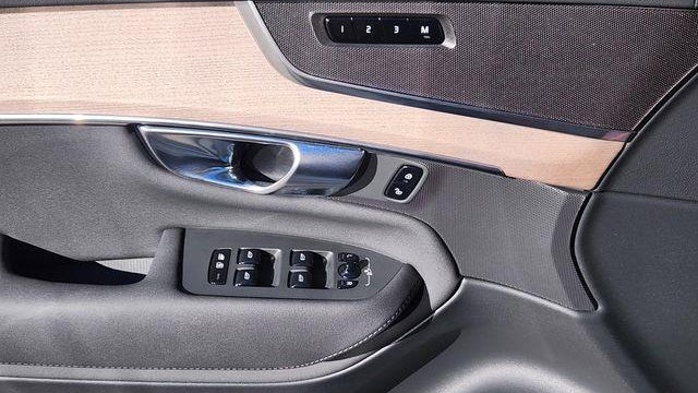 2025 Volvo XC90 B5 Core Bright Theme