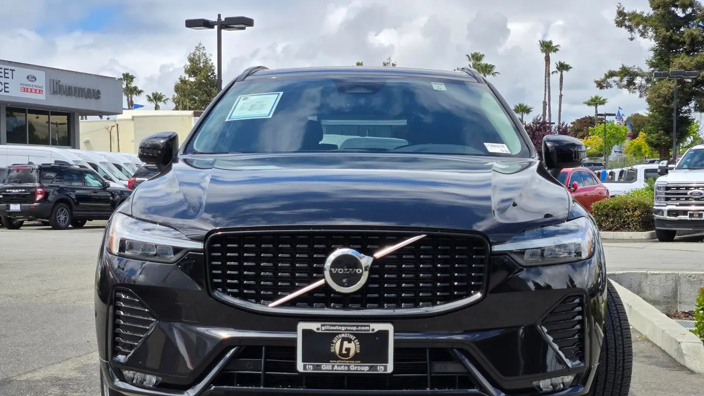 2025 Volvo XC60 B5 Plus Dark Theme