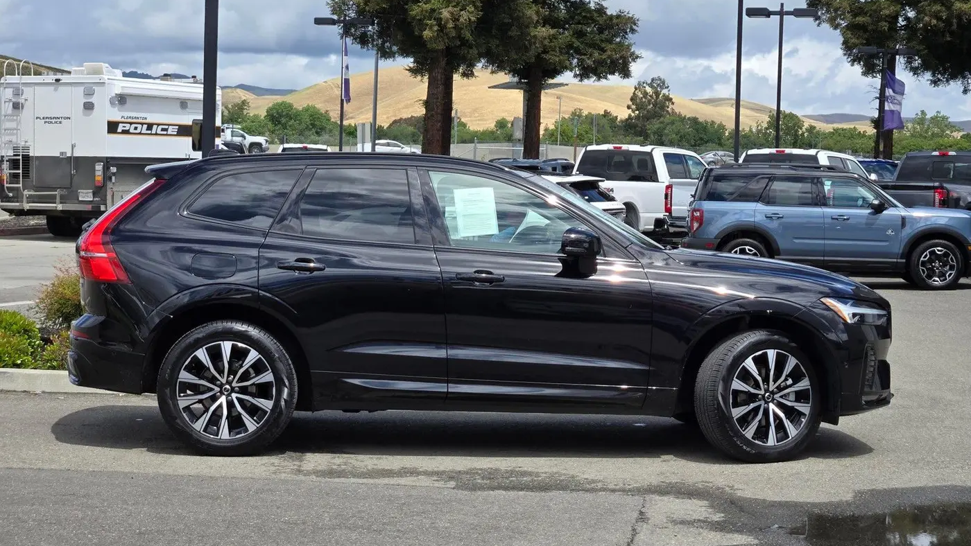 2025 Volvo XC60 B5 Plus Dark Theme