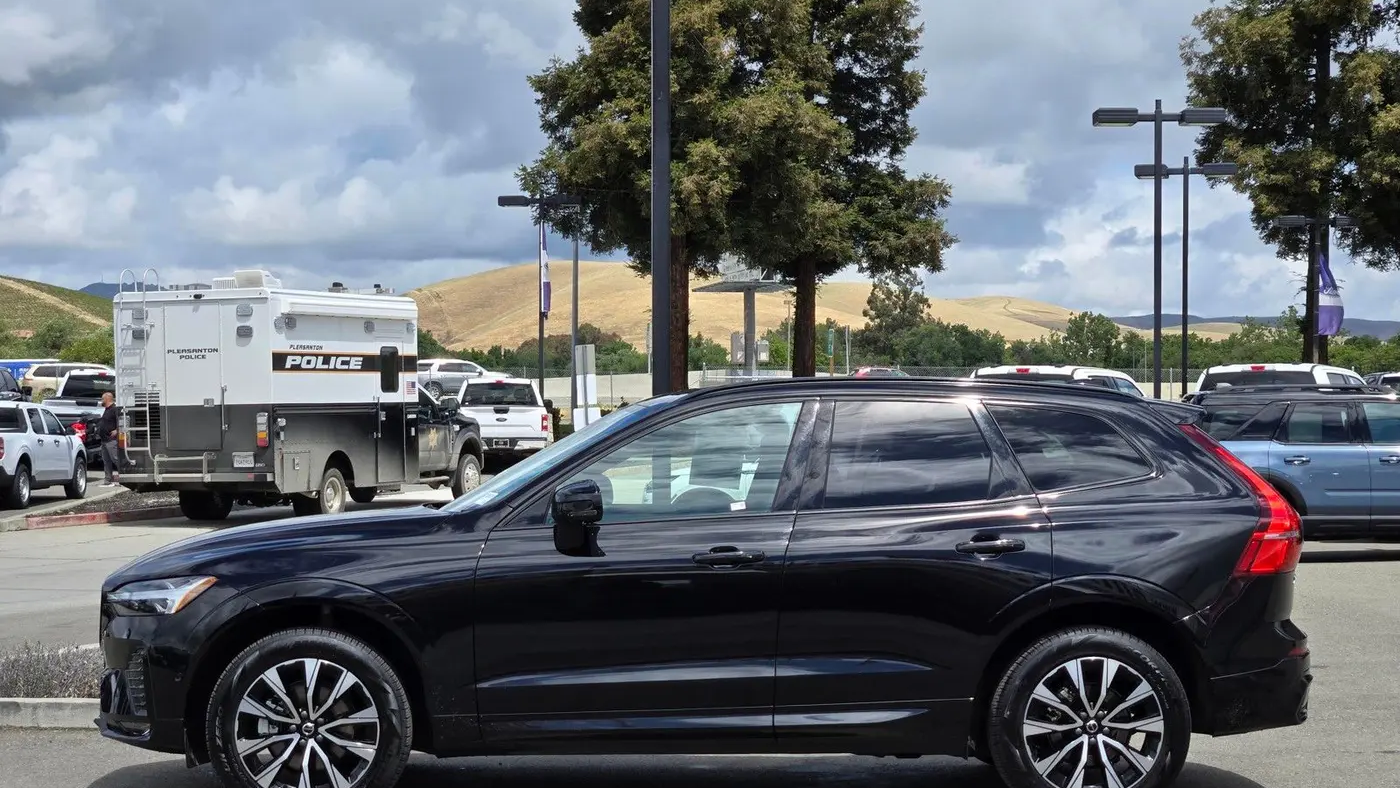 2025 Volvo XC60 B5 Plus Dark Theme