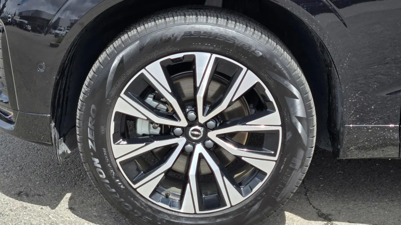 2025 Volvo XC60 B5 Plus Dark Theme