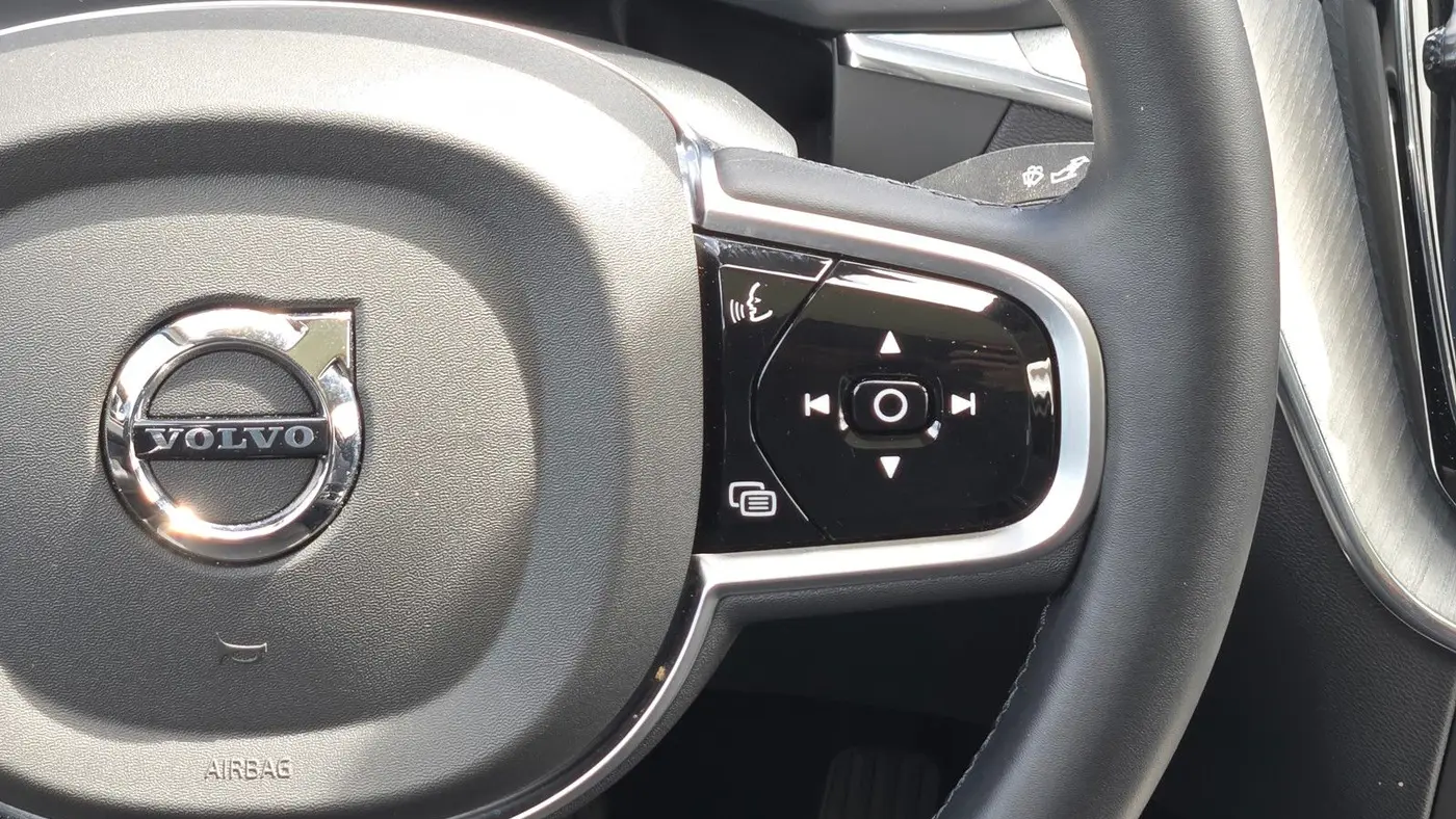2025 Volvo XC60 B5 Plus Dark Theme