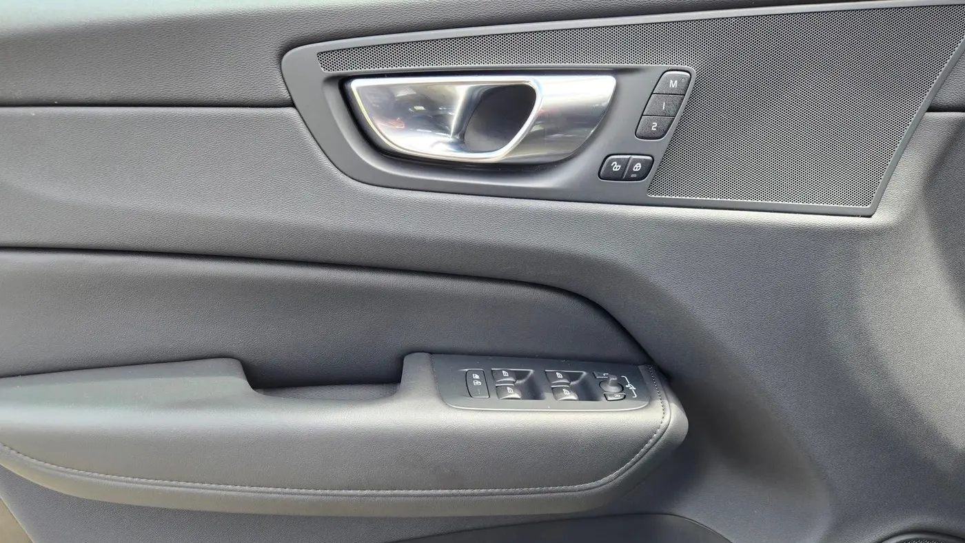 2025 Volvo XC60 B5 Plus Dark Theme