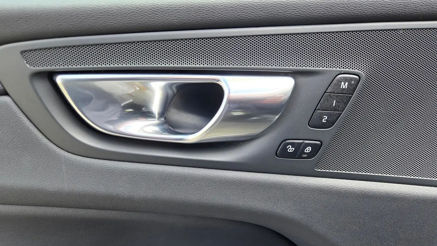 2025 Volvo XC60 B5 Plus Dark Theme