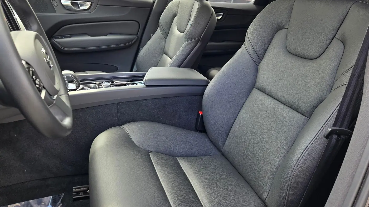 2025 Volvo XC60 B5 Plus Dark Theme