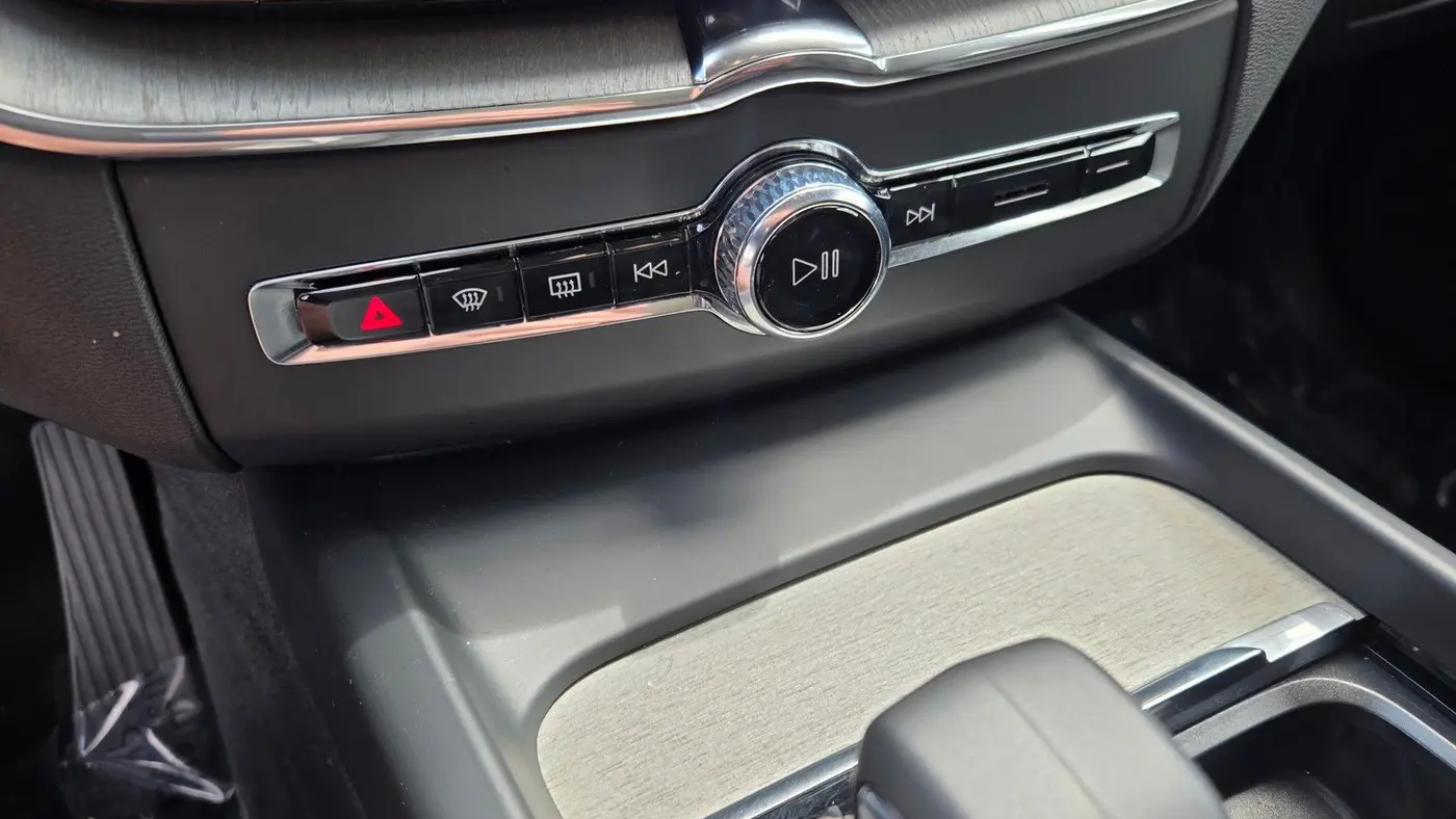 2025 Volvo XC60 B5 Plus Dark Theme