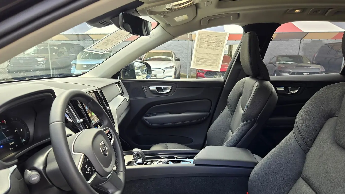 2025 Volvo XC60 B5 Plus Dark Theme
