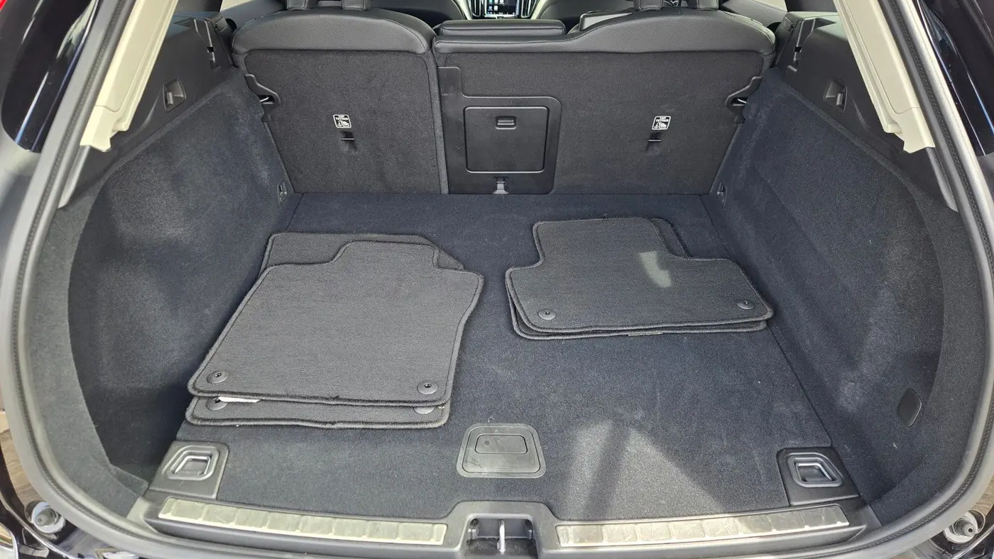 2025 Volvo XC60 B5 Plus Dark Theme