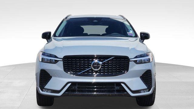 2025 Volvo XC60 B5 Plus Dark Theme
