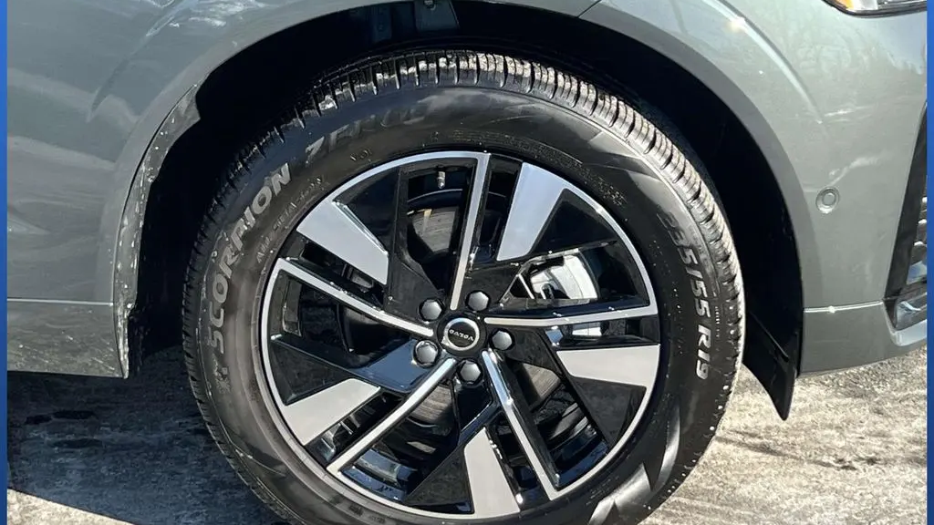 2026 Volvo XC60 B5 Plus