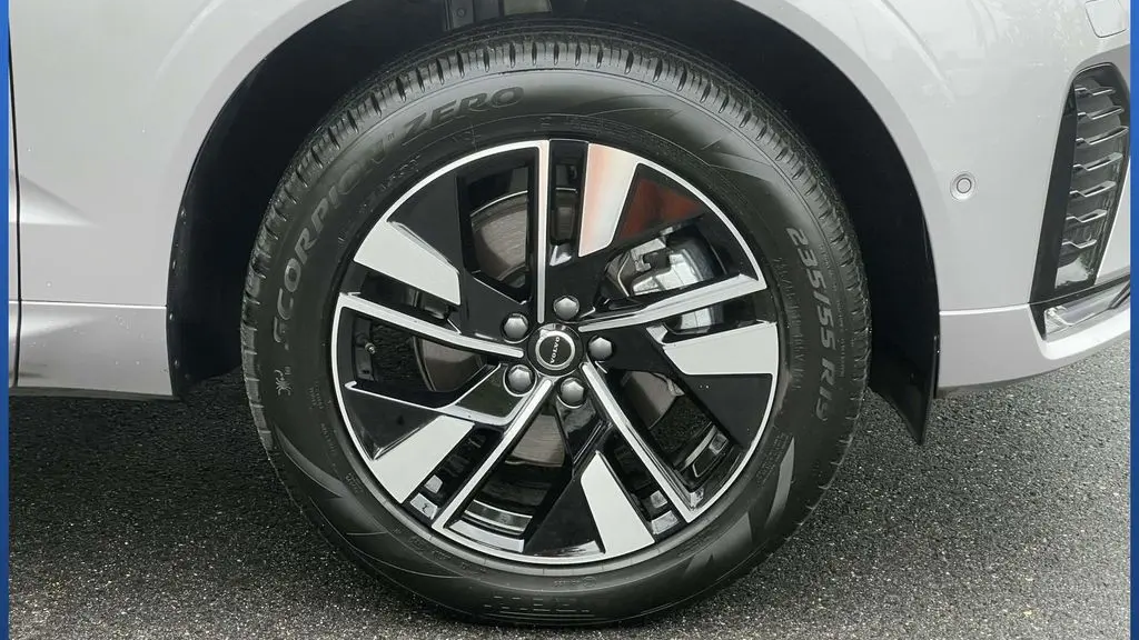 2026 Volvo XC60 B5 Plus