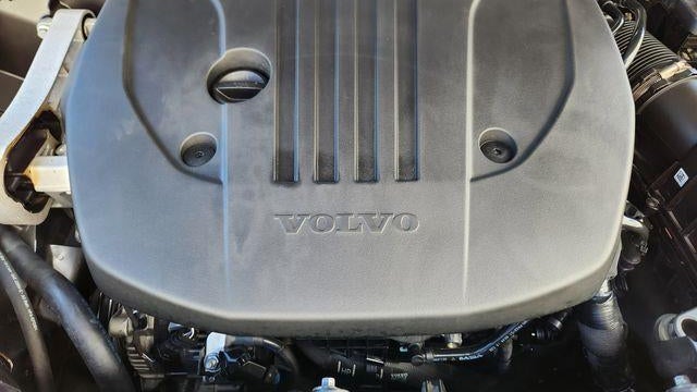 2025 Volvo XC60 B5 Plus Dark Theme