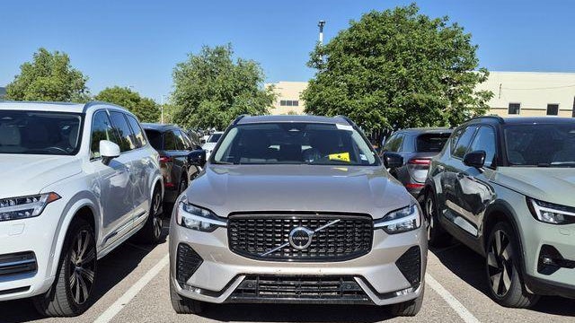 2025 Volvo XC60 B5 Plus Dark Theme