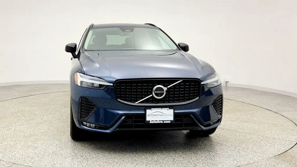2025 Volvo XC60 B5 Plus Dark Theme