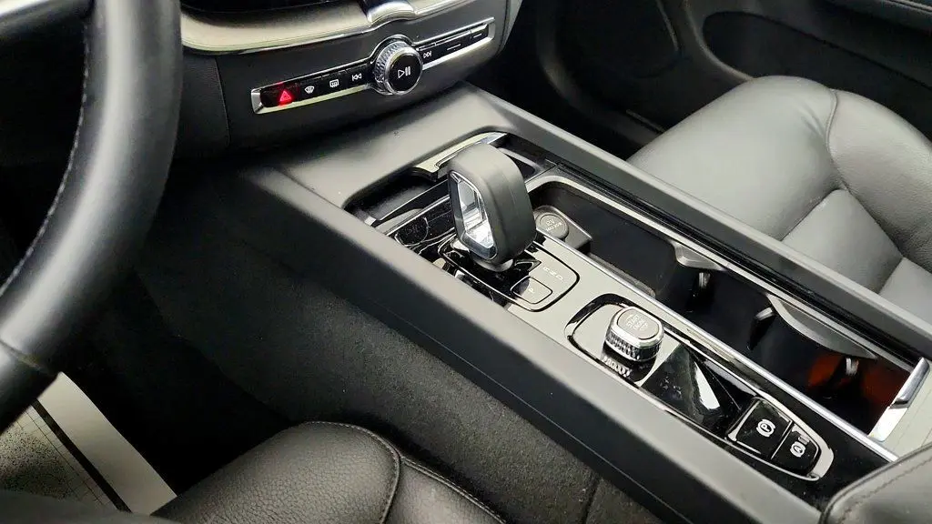 2025 Volvo XC60 B5 Plus Dark Theme
