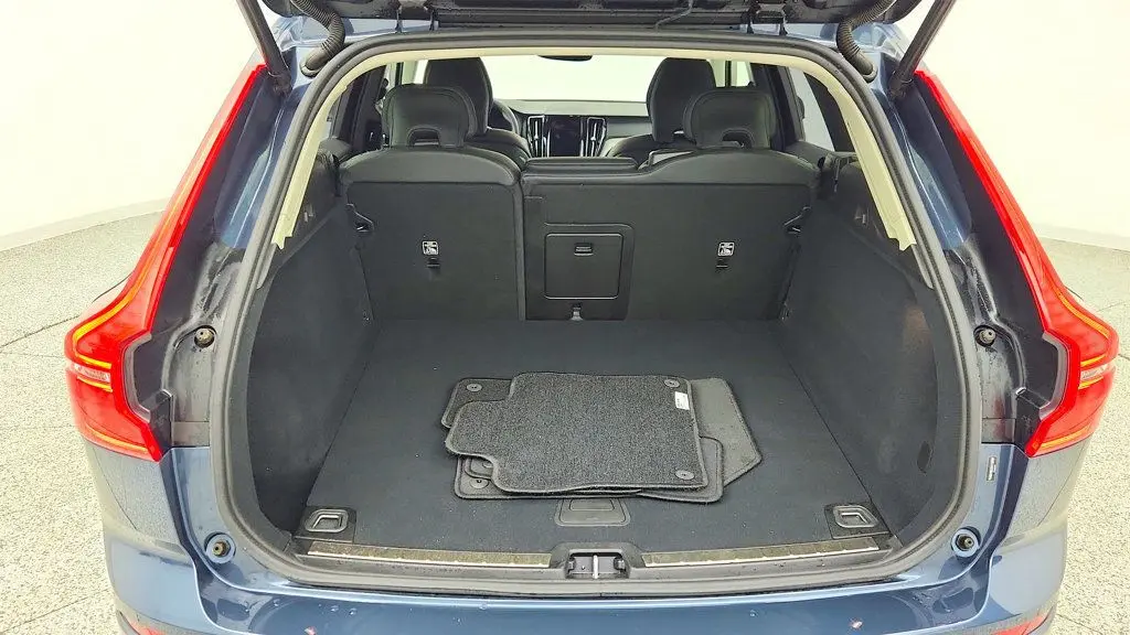 2025 Volvo XC60 B5 Plus Dark Theme
