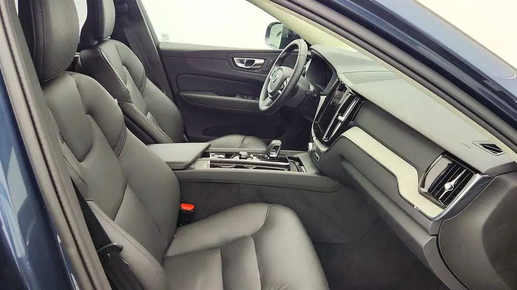2025 Volvo XC60 B5 Plus Dark Theme