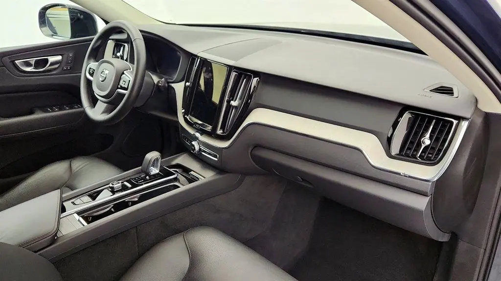 2025 Volvo XC60 B5 Plus Dark Theme
