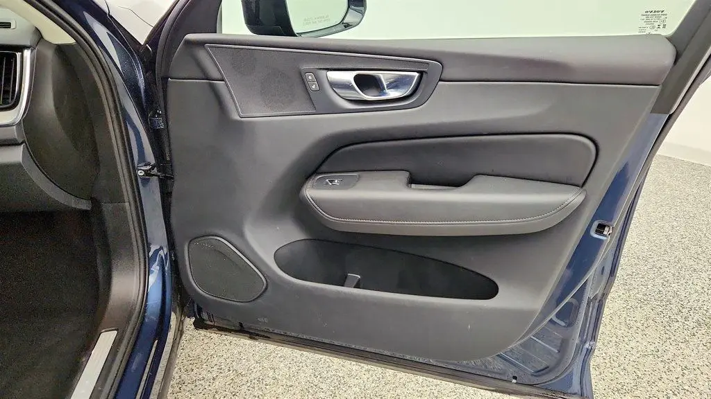 2025 Volvo XC60 B5 Plus Dark Theme