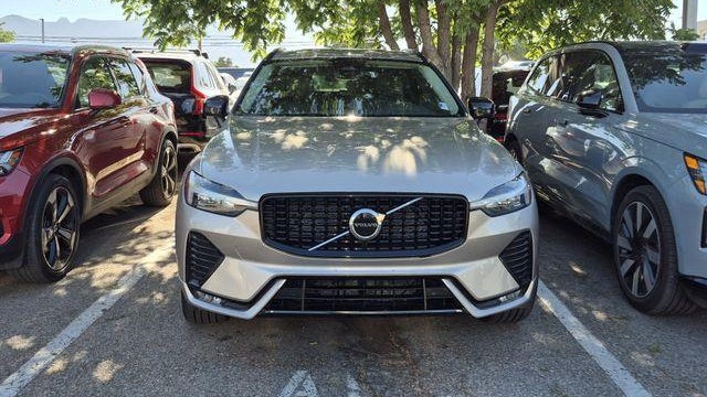 2025 Volvo XC60 B5 Core Dark Theme