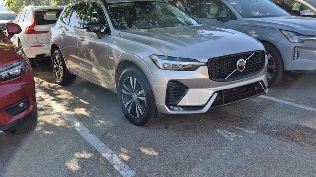 2025 Volvo XC60 B5 Core Dark Theme