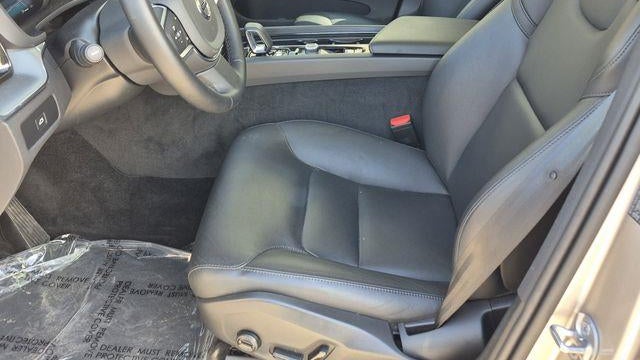 2025 Volvo XC60 B5 Core Dark Theme