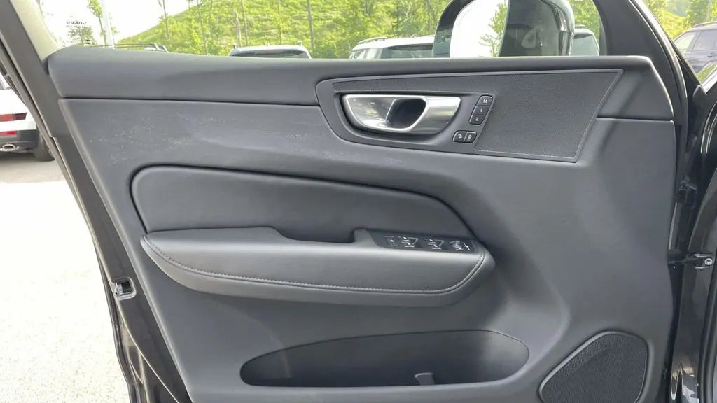 2025 Volvo XC60 B5 Core Dark Theme