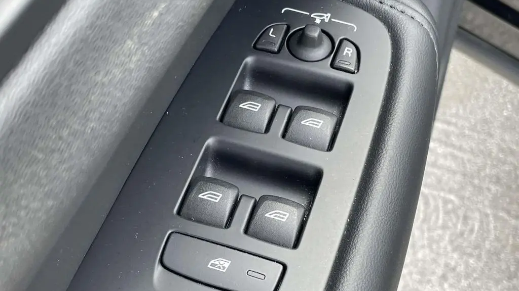 2025 Volvo XC60 B5 Core Dark Theme