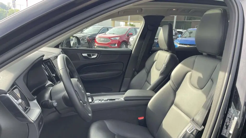 2025 Volvo XC60 B5 Core Dark Theme