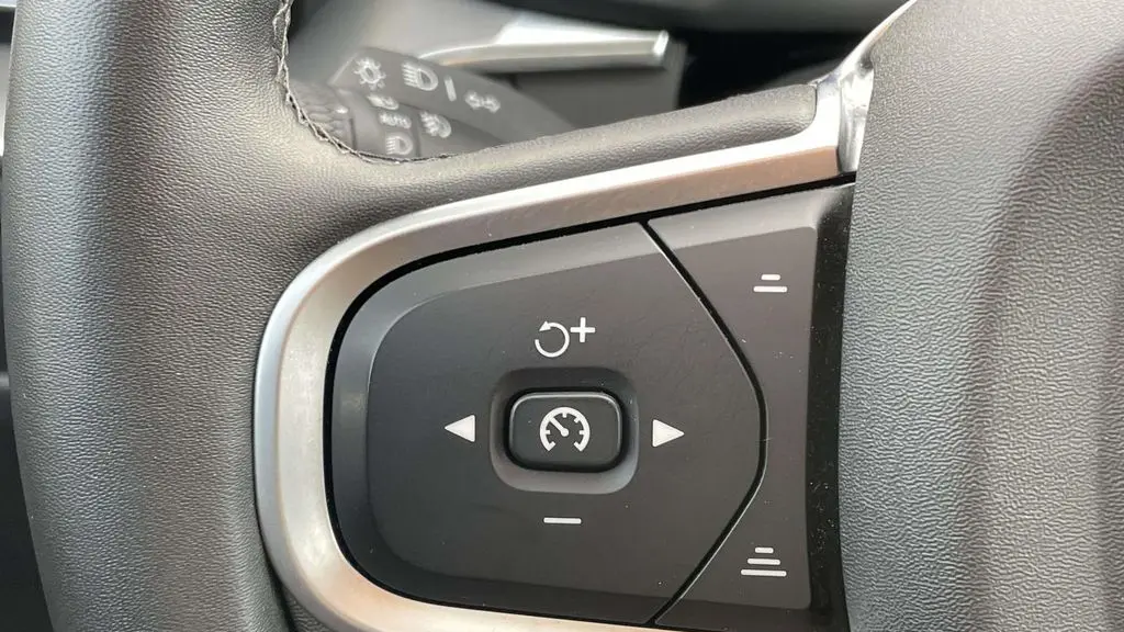 2025 Volvo XC60 B5 Core Dark Theme