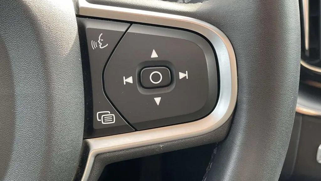 2025 Volvo XC60 B5 Core Dark Theme