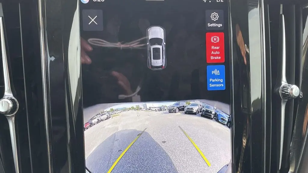 2025 Volvo XC60 B5 Core Dark Theme