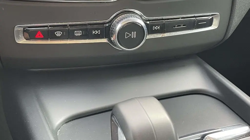 2025 Volvo XC60 B5 Core Dark Theme