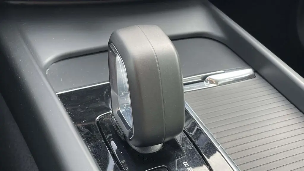 2025 Volvo XC60 B5 Core Dark Theme