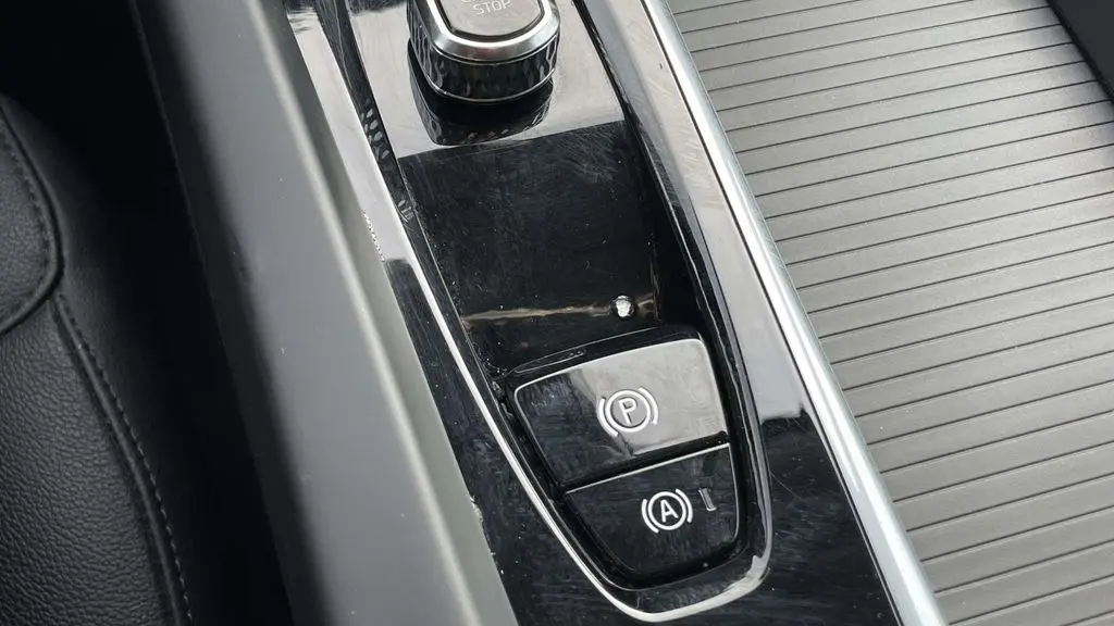 2025 Volvo XC60 B5 Core Dark Theme