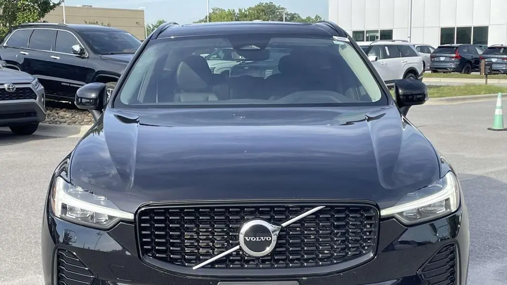2025 Volvo XC60 B5 Core Dark Theme