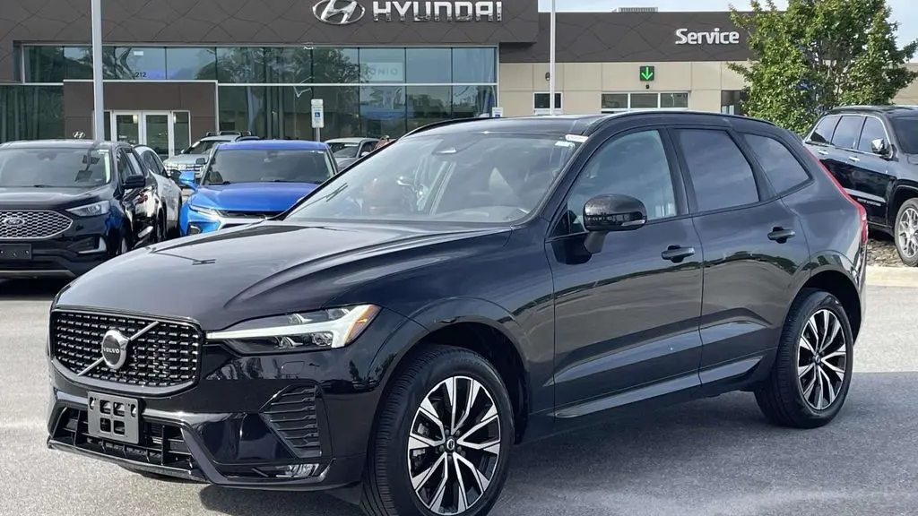 2025 Volvo XC60 B5 Core Dark Theme
