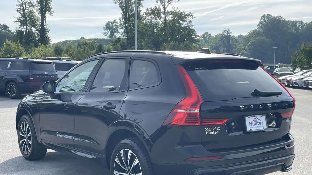 2025 Volvo XC60 B5 Core Dark Theme