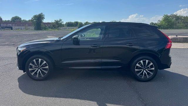 2025 Volvo XC60 B5 Core Dark Theme