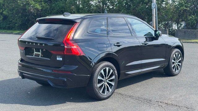 2025 Volvo XC60 B5 Core Dark Theme