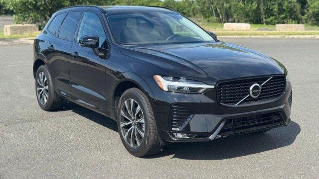 2025 Volvo XC60 B5 Core Dark Theme